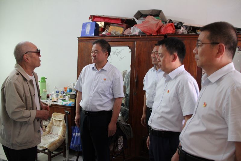 博農(nóng)集團領導走訪慰問老黨員、困難黨員